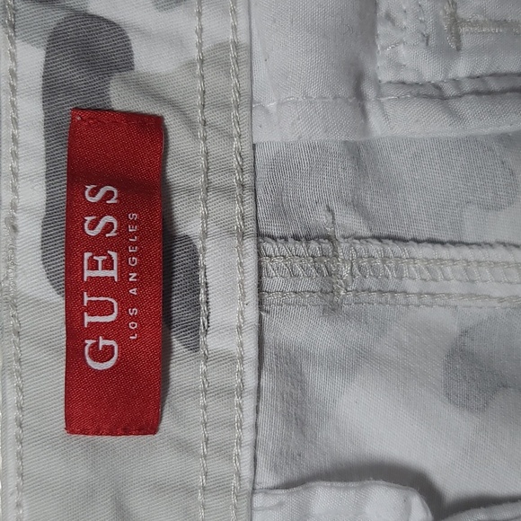 Guess Men's Camo Gray and White Cargo Belted Shorts (Sz 32) - Picture 5 of 11